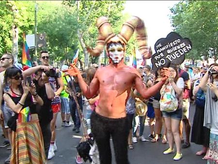 Orgullo-gay-desfile-Madrid-diversidad-LGTB_ATLVID20140705_0022_7.jpg