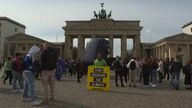 Greenpeace incrusta un coche junto a la Puerta de Brandenburgo para protestar contra el bloqueo de Alemania