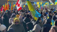 Miles de canadienses muestran su apoyo a Ucrania en el aniversario de la invasión rusa
