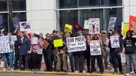 Decenas de personas protestan contra Elon Musk en un concesionario de Tesla en Washington