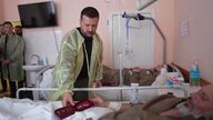 Zelenski entrega condecoraciones a soldados heridos en un hospital de Jarkov