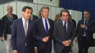 Abrazo de Núñez Feijóo a Mazón en el Congreso del PP europeo