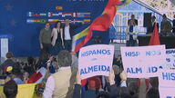 Feijóo, Ayuso y Almeida cortejan al voto hispano al ritmo de 'El Tiburón' en Madrid