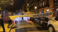 Un grupo de encapuchados ataca un autobús en San Sebastián