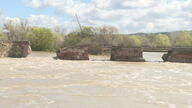 La fuerza del río Tajo se lleva por delante el Puente Viejo de Talavera de la Reina