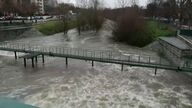 Continúa la alerta roja por el desbordamiento del río Manzanares en Madrid