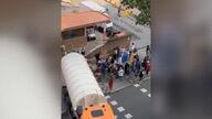 Muere un hombre y su mujer resulta herida grave por el choque de un camión contra el muro del Hospital Sant Pau de Barcelona