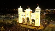 Sevilla se llena de luz y pescaíto en el inicio de la Feria de Abril