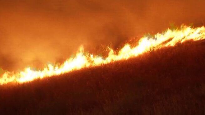 Los Bomberos luchan por controlar los incendios que se extienden en  California