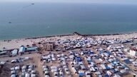 Miles de gazatíes se agolpan en las playas de la Franja para recibir comida y medicamentos