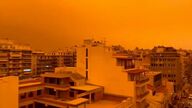 El cielo de Grecia se tiñe de naranja por una nube de polvo del desierto del Sáhara