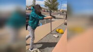 Un manifestante dispara a otro durante una trifulca por la recolocación de una estatua en Nuevo México
