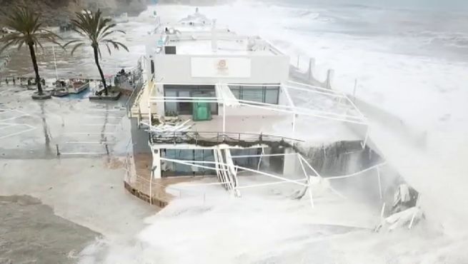 Las Olas Arrasan El Club Nautico De Benissa